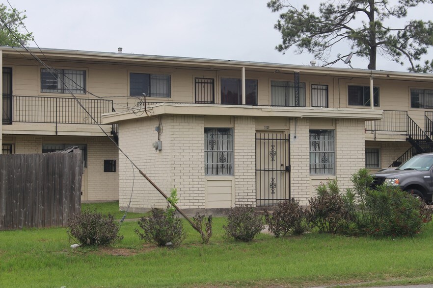 More Photos Of 7820 Calhoun Rd, Houston Apartments For Sale