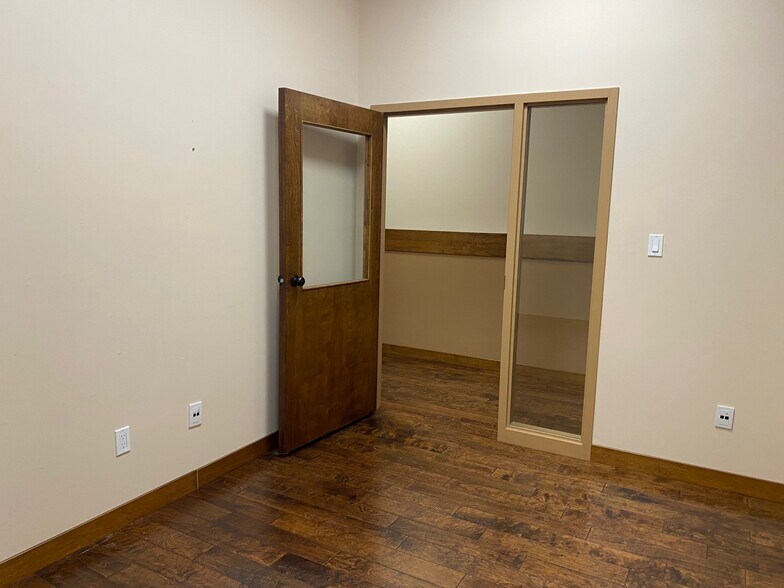 More Photos Of 2951 Ellwood Dr, Edmonton Storefront Retail Office For Lease