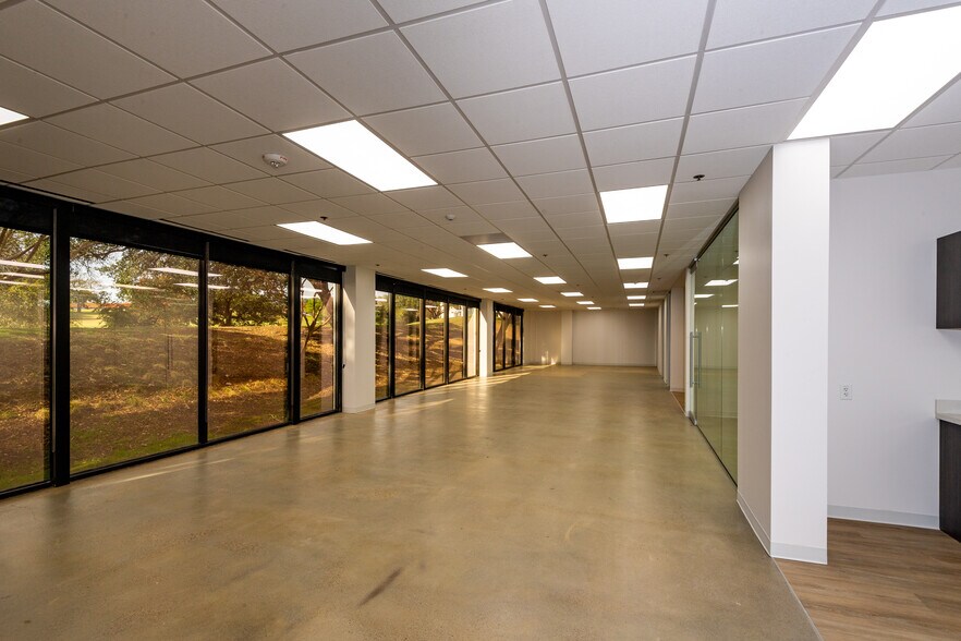 More Photos Of 104 Decker Ct, Irving Unknown For Lease