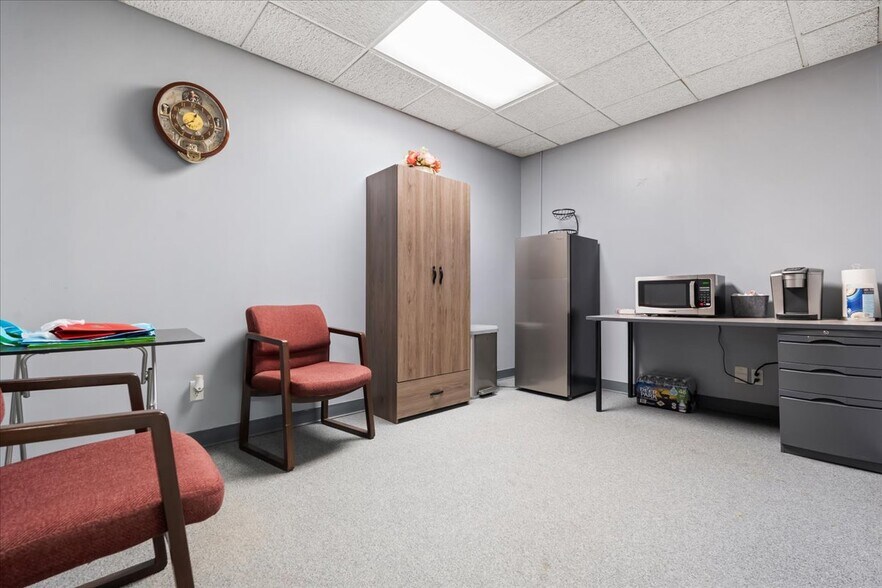 More Photos Of 601 Avery St, Parkersburg Office For Sale