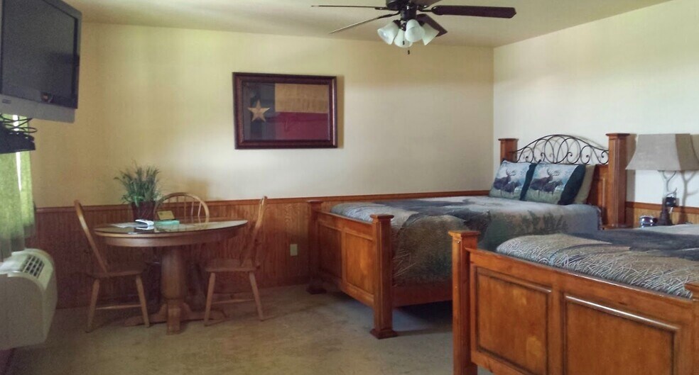 More Photos Of 141 Jeff St, Three Rivers Hotel For Sale