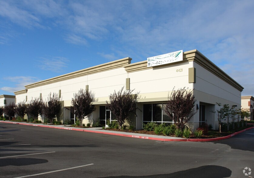 More Photos Of 4421 Gateway Park Blvd, Sacramento Showroom For Lease