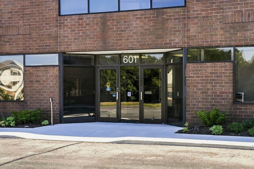 More Photos Of 601-611 N Barker Rd, Brookfield Office For Lease