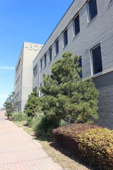 More Photos Of 4300 N Central Expy, Dallas Office For Lease