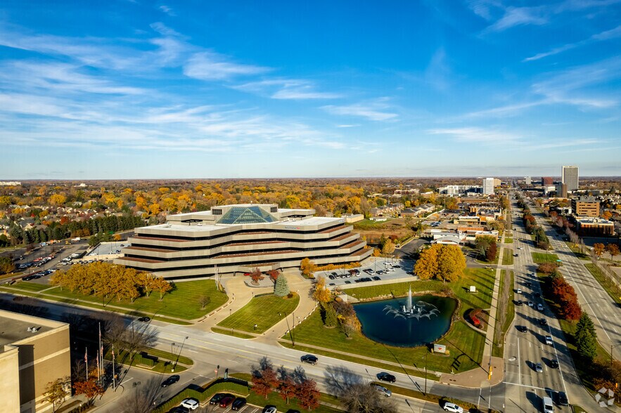 More Photos Of 2600 W Big Beaver Rd, Troy Office For Lease