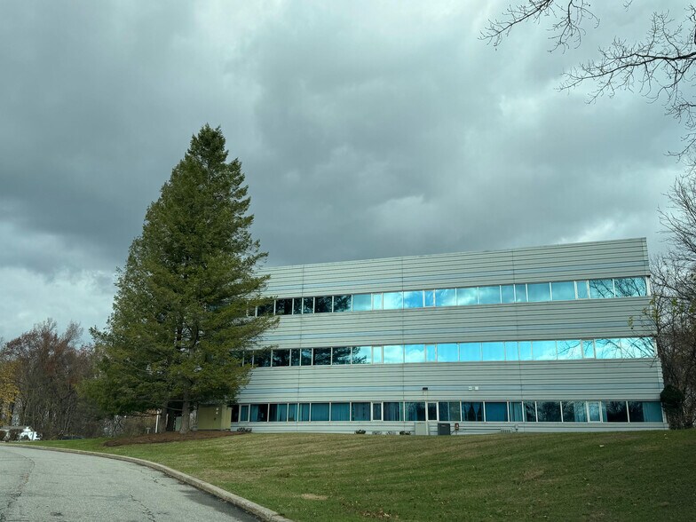 More Photos Of 1 Corwin Ct, Newburgh Medical For Lease