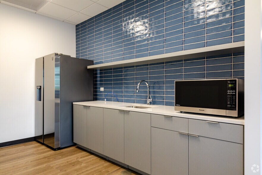 More Photos Of 2001 York Rd, Oak Brook Office For Lease