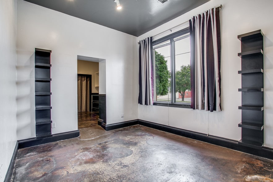 More Photos Of 250 W Olmos Dr, San Antonio Storefront Retail Office For Lease