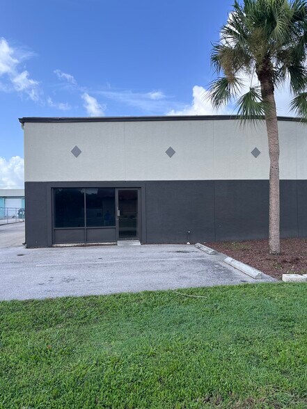 More Photos Of 3942 Arnold Ave, Naples Unknown For Lease