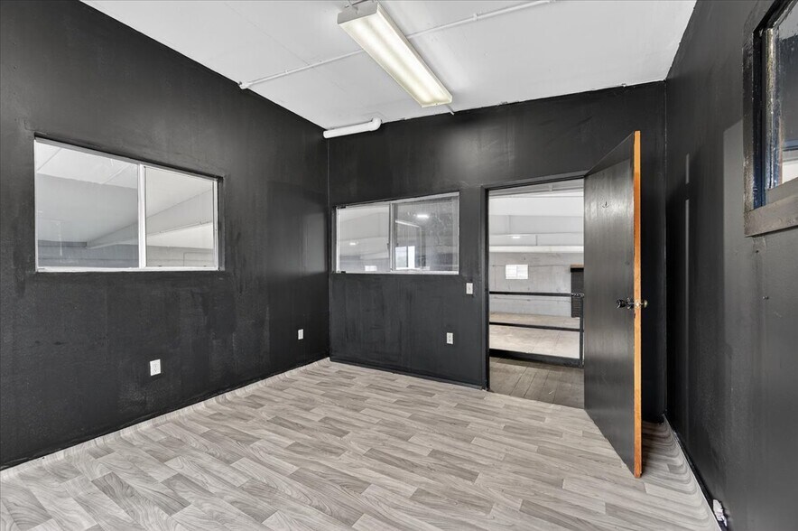 More Photos Of 749 N Plano St, Porterville Warehouse For Sale
