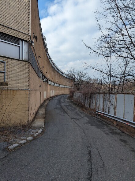 More Photos Of 39-34 43rd St, Long Island City Warehouse For Lease