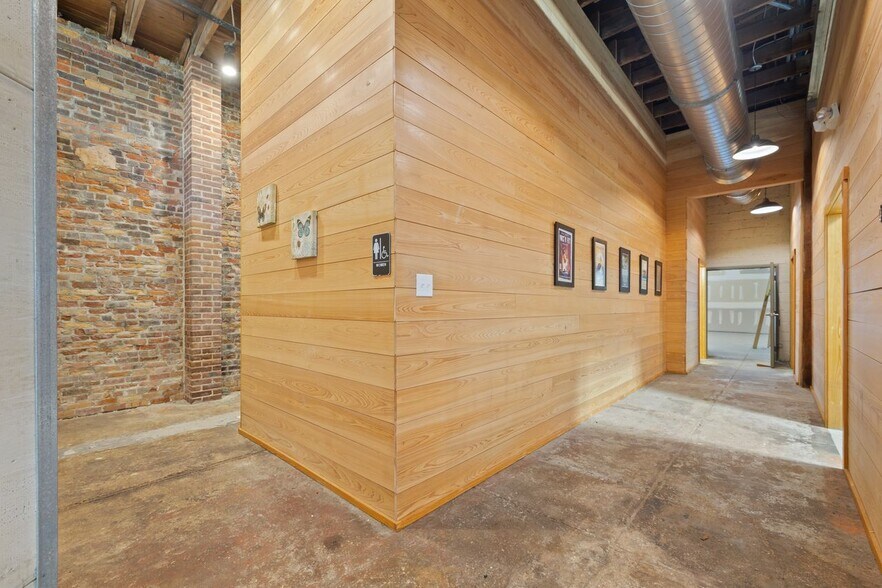 More Photos Of 214 E Garden St, Pensacola Storefront Retail Office For Lease