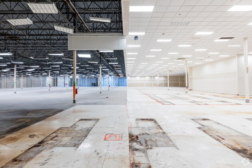 More Photos Of 7501-7649 W Colonial Dr, Orlando Unknown For Lease