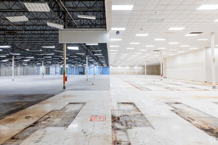 More Photos Of 7501-7649 W Colonial Dr, Orlando Unknown For Lease