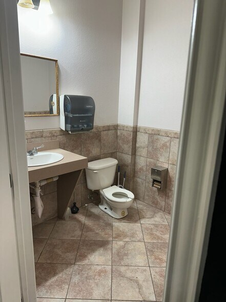 More Photos Of 2420 Bob White Dr, Granbury Specialty For Lease