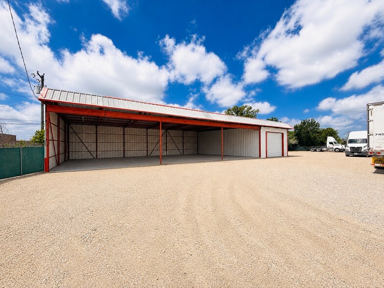 More Photos Of 4212 Garland Dr, Haltom City Warehouse For Lease