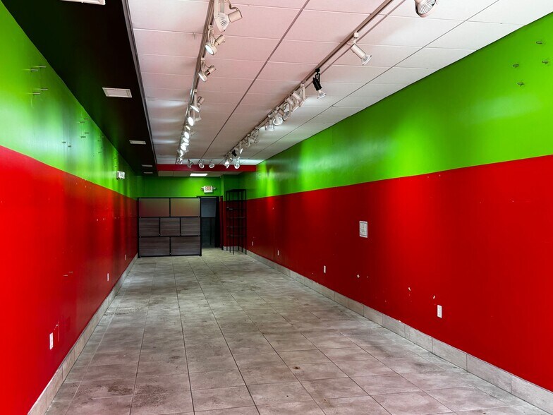 More Photos Of 19-23 N Blvd Of Presidents, Sarasota Storefront For Lease