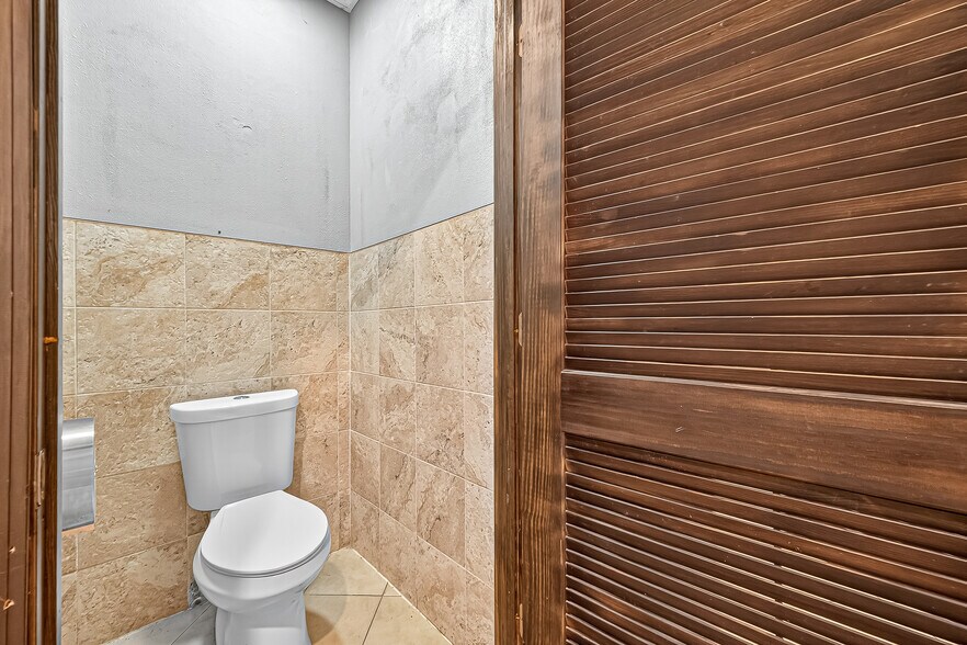 More Photos Of 13001-13011 Fondren Rd, Houston Unknown For Lease