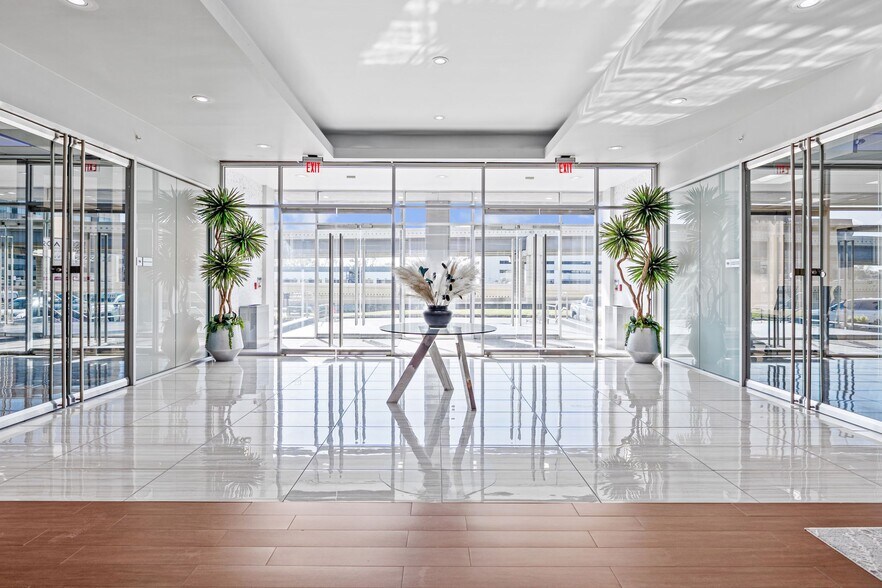 More Photos Of 2550 N Loop Fwy W, Houston Office For Lease