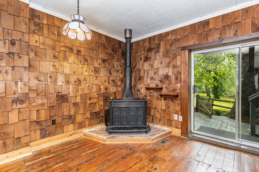 More Photos Of 6908 S Roxbury Mill Rd, Spotsylvania Flex For Sale