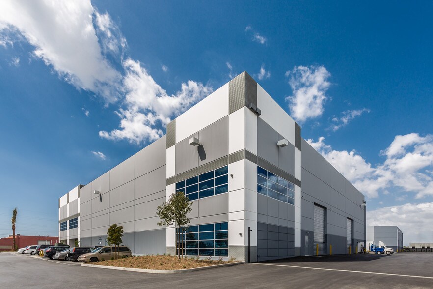 More Photos Of 2517 W Rosecrans Ave, Los Angeles Warehouse For Lease