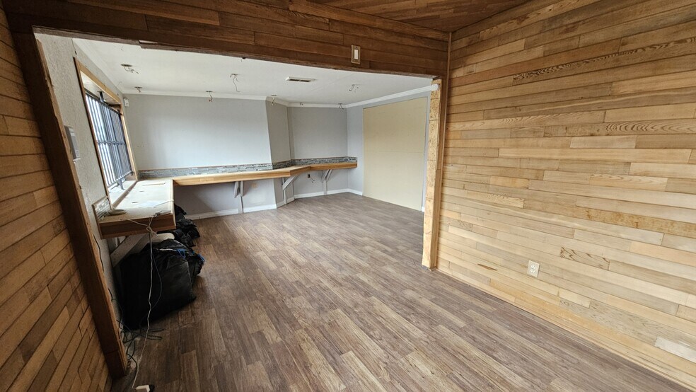 More Photos Of 551 14th Ave, Longview Freestanding For Sale