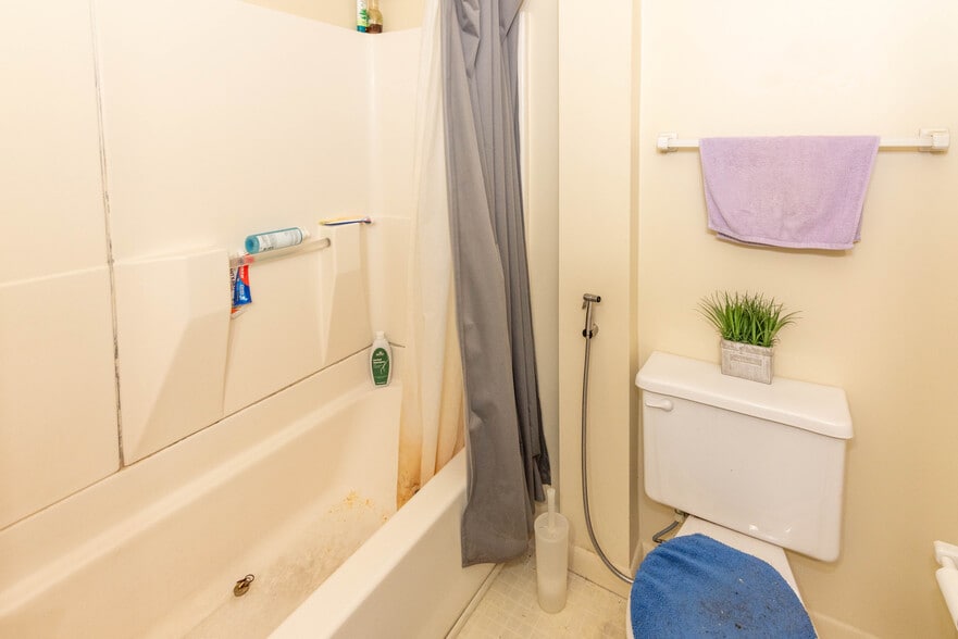 More Photos Of 401-405 S High St, Baltimore Storefront Retail Residential For Sale