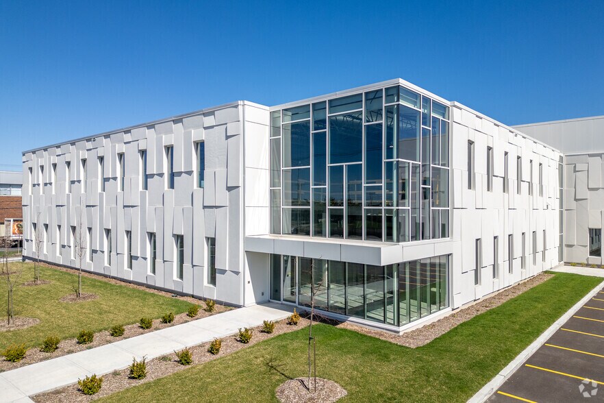 Primary Photo Of 7300 Ch De La Côte-De-Liesse, Saint-Laurent Distribution For Sale