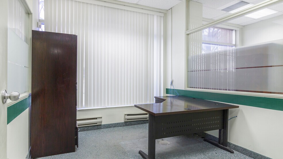 More Photos Of 918 Dundas St E, Mississauga Office For Lease