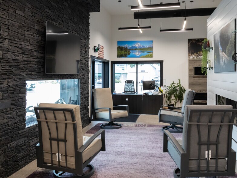 More Photos Of 5123 N Sawyer Ave, Garden City Warehouse For Sale