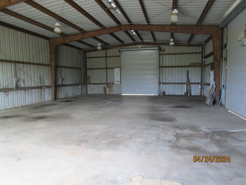 More Photos Of 530 E 2nd St, Freeport Warehouse For Lease