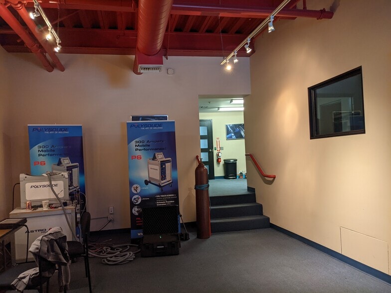 More Photos Of 435-437 N Varney St, Burbank Warehouse For Lease