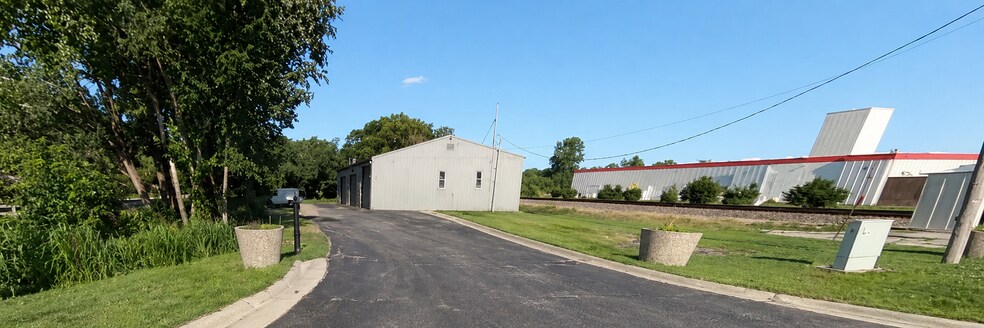 More Photos Of 10139 Kaw Dr, Edwardsville Warehouse For Lease