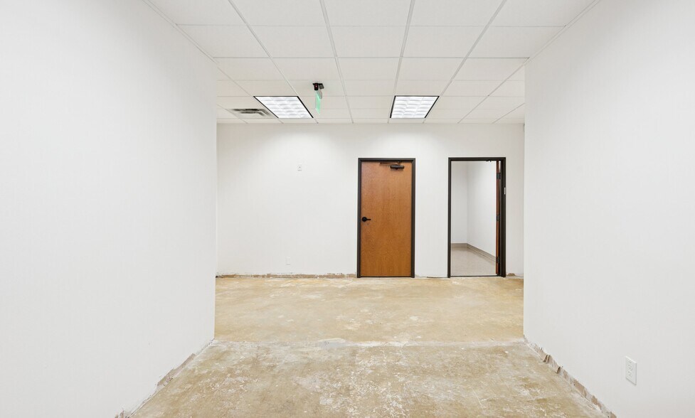 More Photos Of 4400-4440 Beltway Dr, Addison Flex For Sale