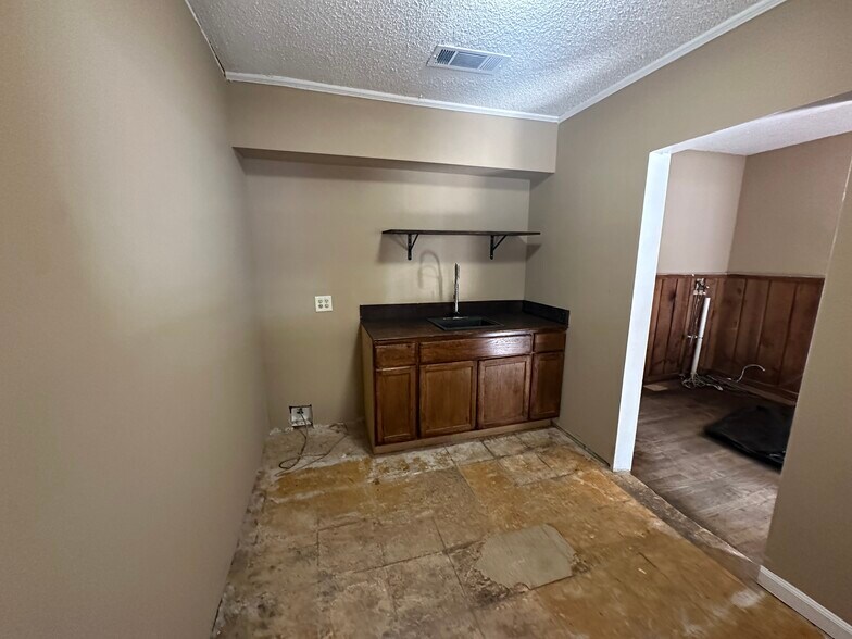 More Photos Of 3818 Summer Ave, Memphis Freestanding For Sale