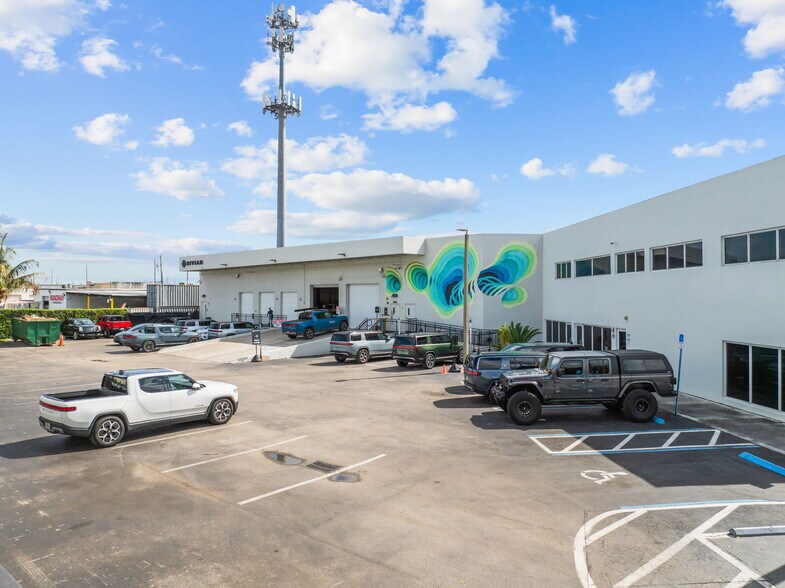More Photos Of 6955 NW 52nd St, Miami Industrial For Sale