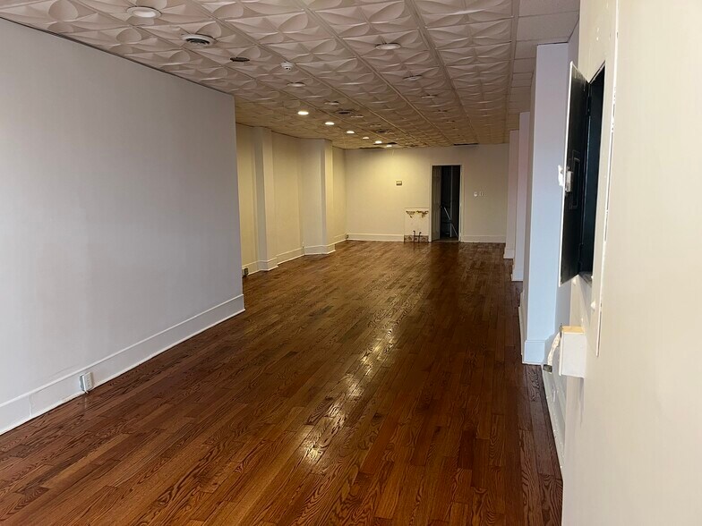 More Photos Of 1802 Chestnut St, Philadelphia General Retail For Lease