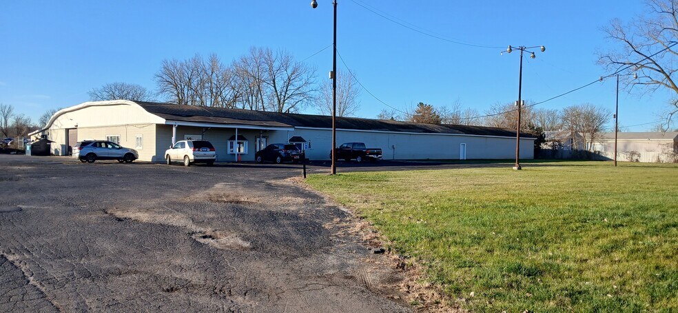 More Photos Of 806 W Us Highway 20, Michigan City Showroom For Lease