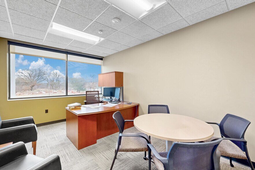 More Photos Of 2100 Fleur Dr, Des Moines Office For Sale