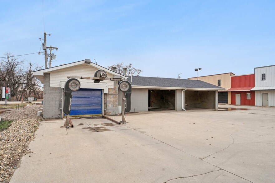 More Photos Of 630 W Elkhorn St, Arlington Freestanding For Sale