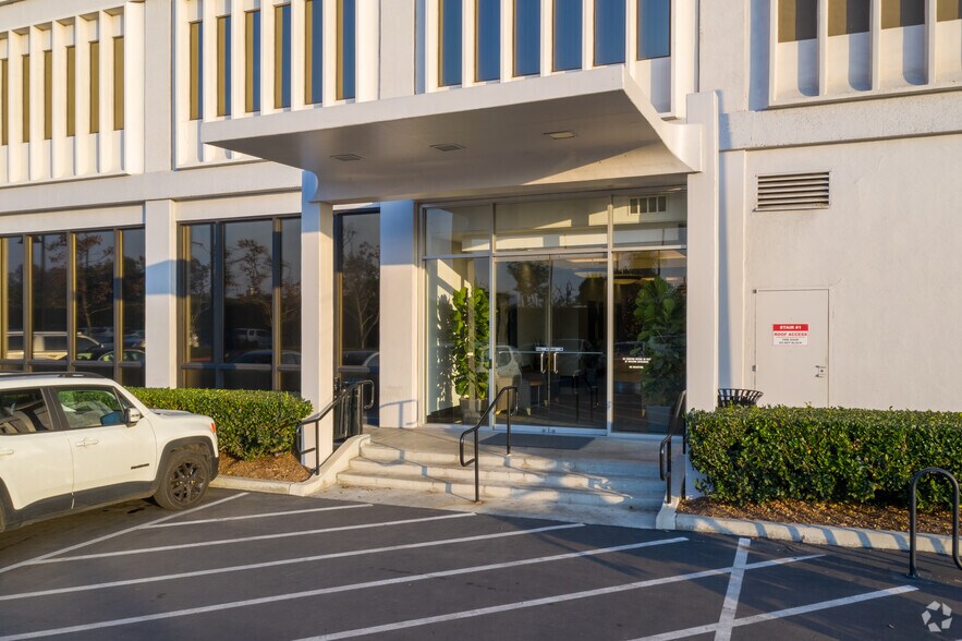 More Photos Of 6055 E Washington Blvd, Commerce Office For Lease