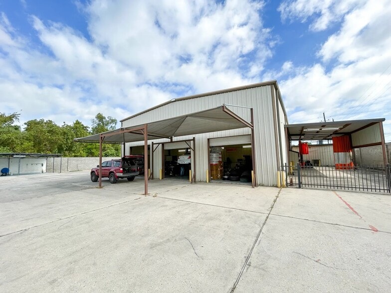 More Photos Of 14037 Stuebner Airline Rd, Houston Showroom For Sale