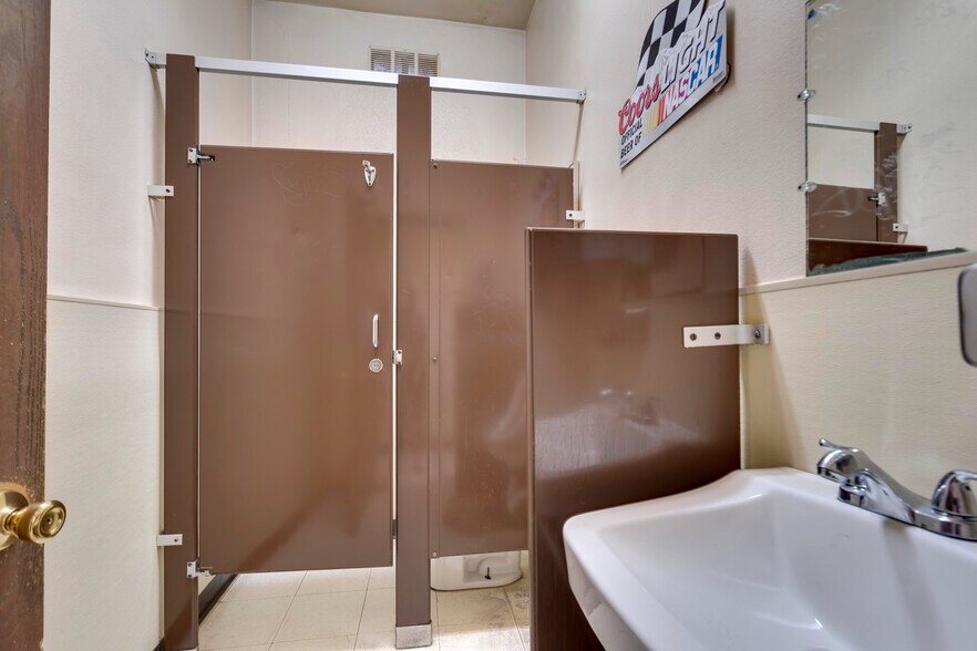 More Photos Of 404 Navajo Blvd, Holbrook Service Station For Sale