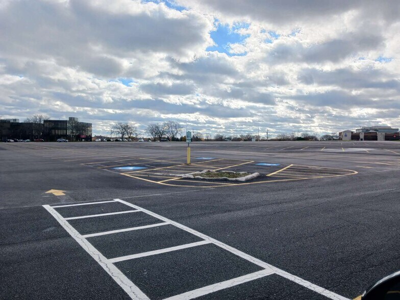 More Photos Of 2 Orland Square Dr, Orland Park General Retail For Sale