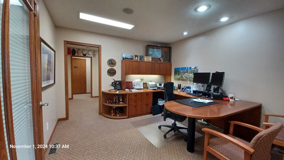 More Photos Of 822-826 S 4th St, Clinton Office For Sale