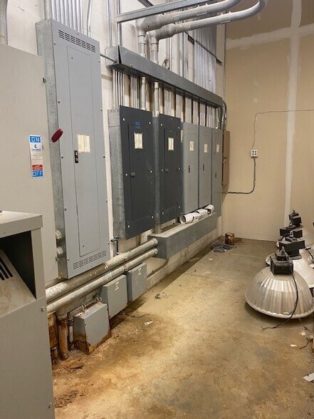 More Photos Of 2063 W 4th St, Mansfield Freestanding For Lease