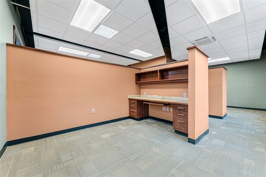 More Photos Of 728 College St, Bowling Green Office For Sale