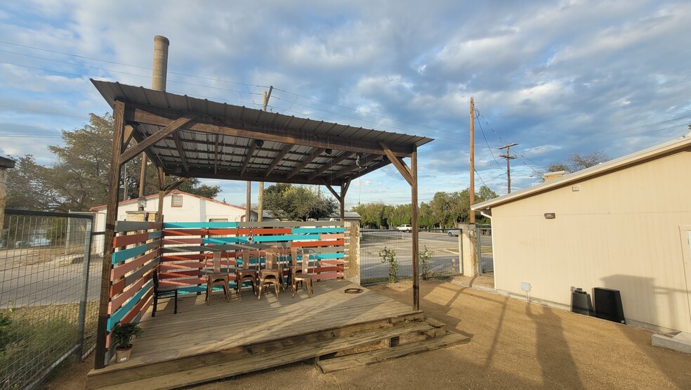 More Photos Of 1119 N Main St, Taylor Convenience Store For Sale