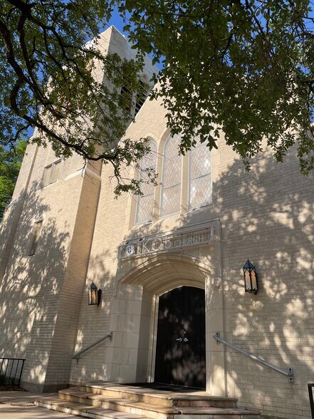 More Photos Of 522 Lindale St, Houston Religious Facility For Sale