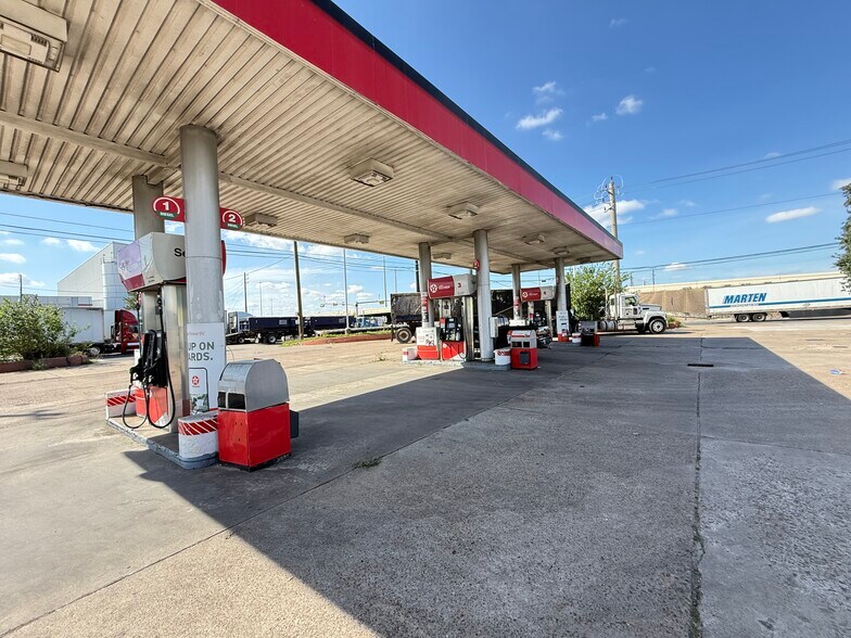 More Photos Of 8899 North Loop E, Houston Service Station For Sale